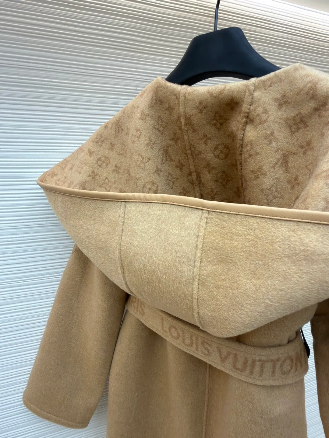 LOUIS VUITTON Wool lace-up wrap hooded coat (mid-length) ●Item number: 1682299-J025 ●Fabric: wool fabric ●Technology: jacquard production ●Color: khaki ●Version: loose fit ●Weight: about 1725 grams ●Size: 34-36-38-40 ●Description: This presbyopic wool coat is made of double-sided blended wool fabric imported from Italy. The main part is made of high-density matte black wool, which has been pre-shrunk and steam-set to ensure that the fabric is stiff and not easily deformed. The large lapel and belt areas use jacquard weaving technology to present the classic presbyopic pattern as a three-dimensional texture. The pattern is digitally positioned and plated to ensure that the texture is symmetrical and clear. The body of the garment is unlined and double-sided sewn to reduce the weight of the garment while improving skin-friendliness. The cuffs and hem are hand-stitched to reveal exquisite details. The waist is customized with a wide belt of the same fabric, with an adjustable buckle design with invisible stitching, allowing the silhouette to be freely adjusted; the neckline adopts a double-layer composite structure, combined with the fixation process of hand-made arch stitches, to make the large lapels more three-dimensional. Every splicing follows the precision sewing standard of 1cm/8 stitches, perfectly integrating craftsmanship and design aesthetics. The overall wiring is straight and delicate, the fabric is comfortable and soft, and the color is consistent without color difference. It can be matched with the same style to create a fashionable look and control various occasions. Customized accessories, complete with three standards, same style for men and women!